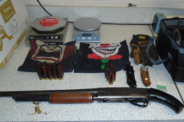 un fusil de chasse à canon scié, des munitions, des masques, des outils de cambriolage et une substance désignée