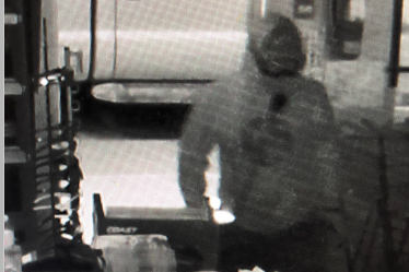 Suspect portant un chandail à capuchon de couleur claire