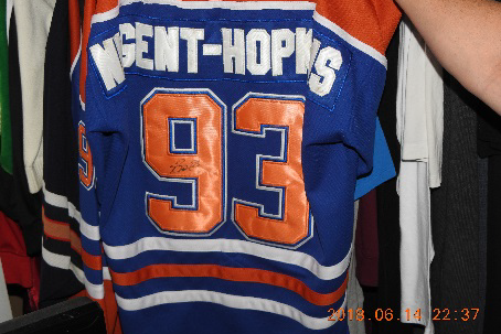 un chandail signé de Nugent-Hopkins des Oilers d'Edmonton