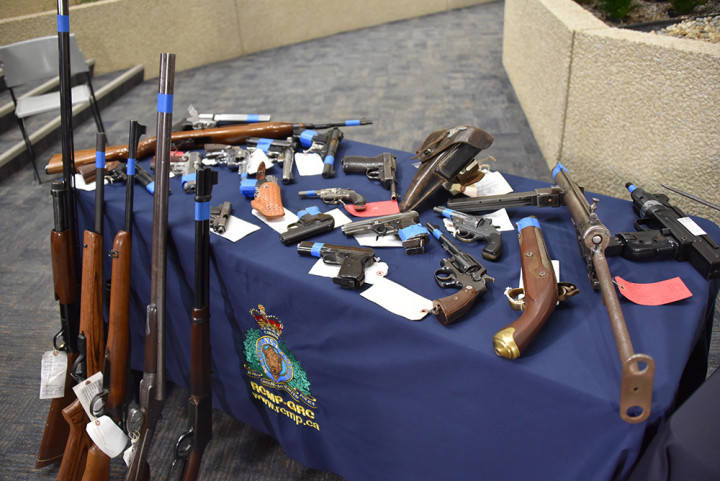 Armes à feu saisies qui ont été montrées pendant la conférence de presse sur la fin du programme d'amnistie sur les armes à feu de juin