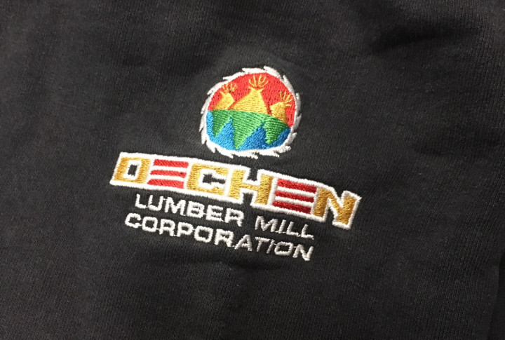 suspect clothing, Black sweater with Dechen Lumber Mill Corporation logo