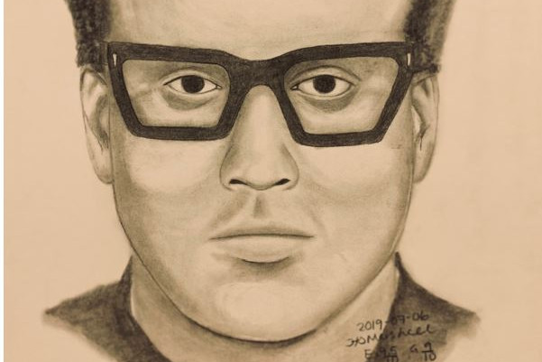  du deuxième suspect : Porte des lunettes, Cheveux courts, Mesure environ 6 pieds, Plus corpulent, Portait un chandail à capuchon noir et un pantalon de course gris la dernière fois qu'il a été vu 