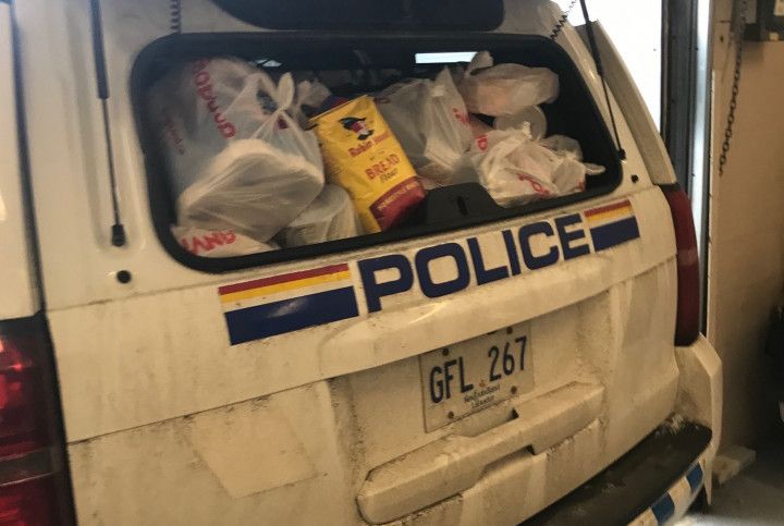 Du 8 au 14 décembre, le Détachement de Placentia de la GRC a organisé une collecte d'aliments. La banquette arrière d'une voiture de police a été remplie d'aliments qui ont ensuite été remis à la banque alimentaire.