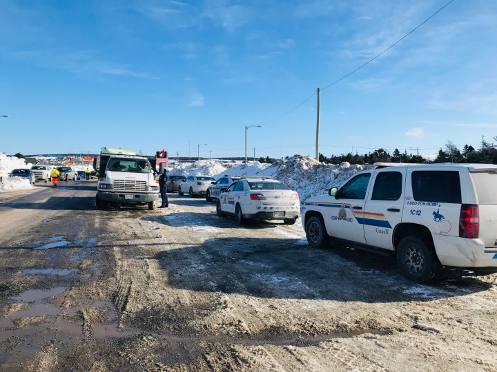 : La Section de la sécurité routière – Est de la GRC, la Force constabulaire royale de Terre-Neuve (RNC) et la Division de la sécurité routière du gouvernement provincial ont établi un point de contrôle à Mount Pearl, à Terre-Neuve-et-Labrador, lors d'une initiative conjointe d'application de la loi.