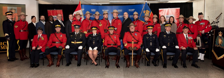 Photo de groupe des récipiendaires des médailles d'ancienneté et des distinctions honorifiques de la GRC qui ont été remises à Ottawa, en Ontario, le 22 février 2024.
