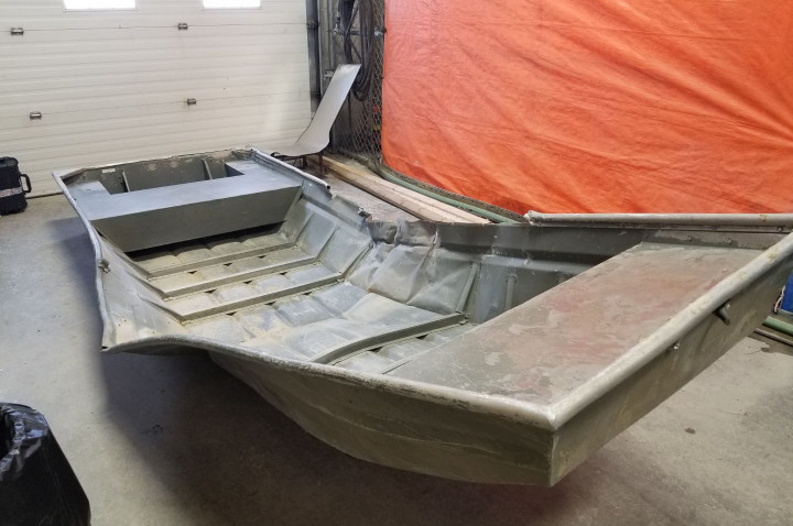 Des policiers de la GRC qui effectuaient des recherches par hélicoptère ont trouvé cette embarcation en aluminium sur le rivage du fleuve Nelson