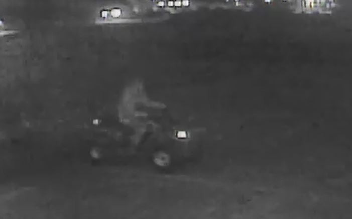 Image tirée d'une vidéo de surveillance où on voit un homme sur un VTT, qui a endommagé le véhicule stationné, le 15 octobre 2019.