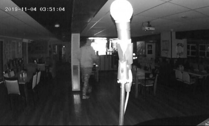 Image tirée d'une caméra de surveillance montrant le vol d'un GAB au restaurant Smuggler's Cove Roadhouse Bar & Grill, à Burin, le 3 novembre 2019.