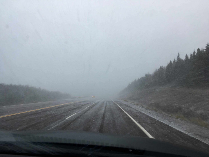 Des bourrasques de neige réduisent la visibilité sur la Transcanadienne, près de Birchy Lake. La police demande aux automobilistes d'être prudents, de ralentir et d'allumer les phares de leur véhicule.