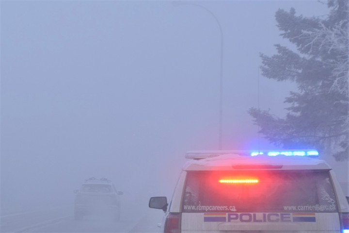 Véhicule de la police sur la 2e Avenue dans le brouillard givrant.