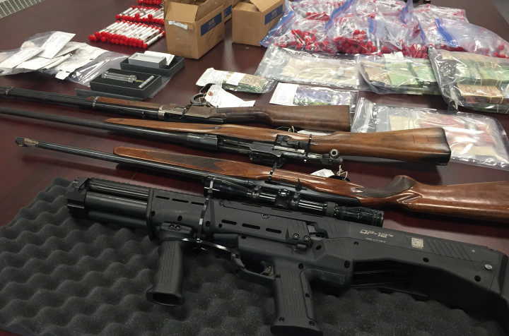 L'enquête conjointe a mené à la saisie de près de 87 000 $ en espèces, de trois carabines, d'un fusil et de six véhicules d'une valeur approximative de 116 000 $
