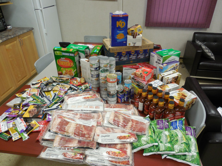 Aliments volés récupérés par la police à la suite d'un vol avec effraction survenu le 28 janvier dans une banque alimentaire.