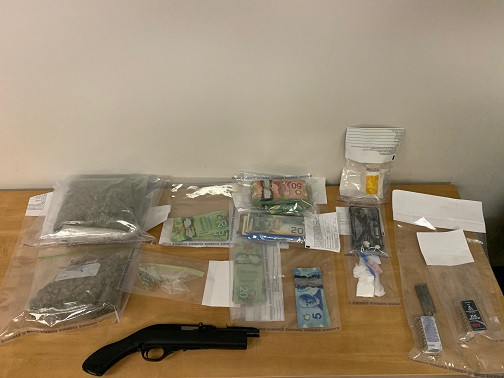 Des drogues, des objets associés au trafic de stupéfiants, une carabine de calibre .22 à canon scié et une importante quantité d'argent liquide ont été saisi le 11 février à Harbour Grace.__