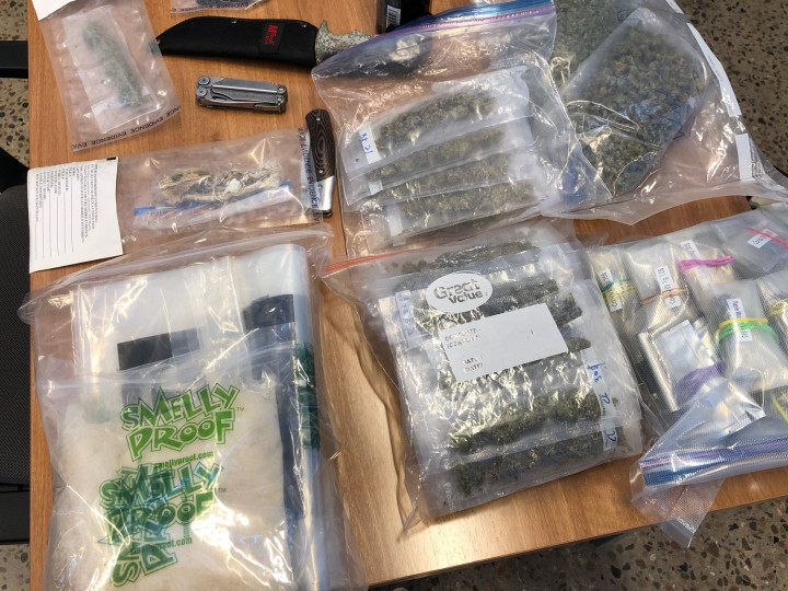 Quelques unes des drogues et armes trouvées dans le véhicule fouillé
