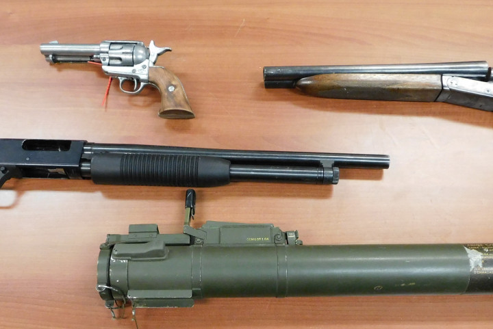 Les agents ont également trouvé plusieurs armes dont un fusil d'assaut semi-automatique, une carabine, un fusil de chasse à double canon scié, une arme antichar légère ayant été utilisée et un révolver