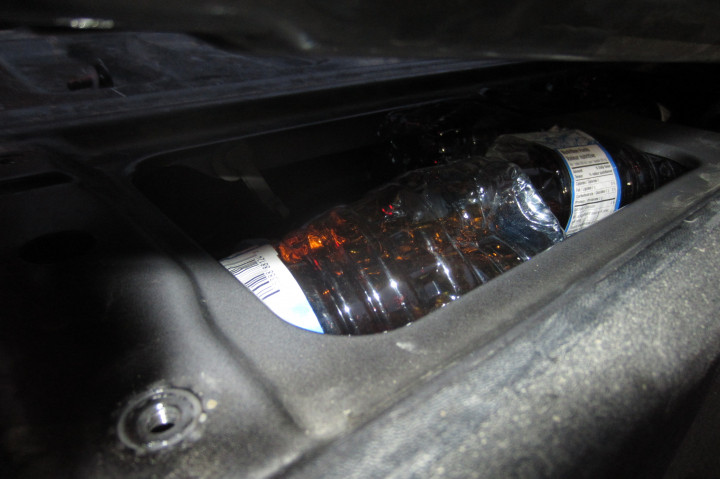 De nombreuses bouteilles d'alcool trouvées lors de la fouille d'un véhicule