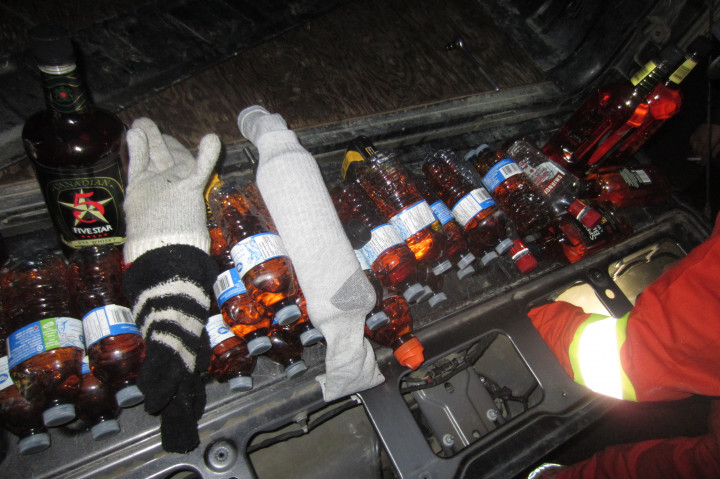 De nombreuses bouteilles d'alcool trouvées lors de la fouille d'un véhicule