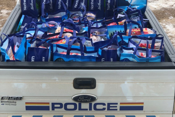 Camion de police rempli de paquets d'aliments sains