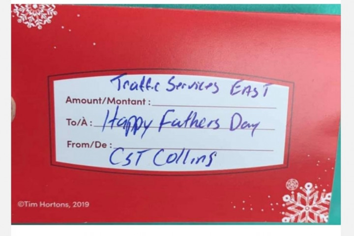 Le gendarme Collins a remis des cartes-cadeaux de Tim Hortons, à l'occasion de la fête des Pères, aux automobilistes qui respectaient le code de la route.