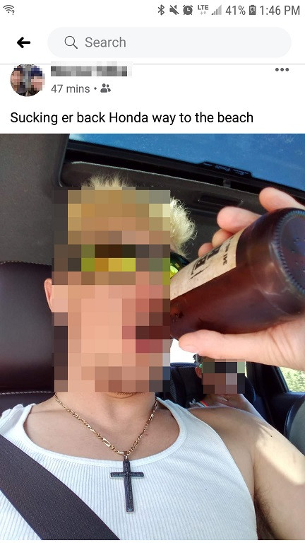 Publication Facebook montrant un homme buvant de l'alcool dans un véhicule en présence d'un jeune enfant.