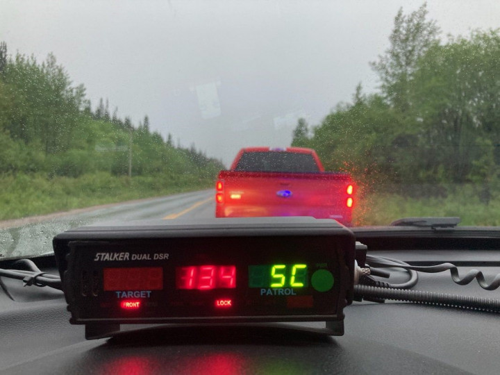 Le 25 juin 2020, la Section de la sécurité routière du Labrador a saisi une camionnette, car son conducteur roulait à plus de 54 km/h au-dessus de la limite de vitesse affichée.