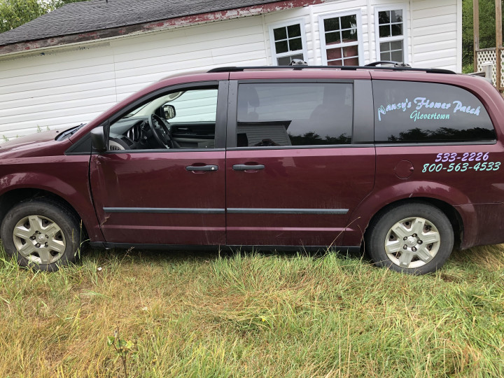 Le Détachement de Glovertown cherche de l'information au sujet du vol d'une Dodge Caravan à l'entreprise Nancy's Flower Patch, qui s'est produit entre les 17 et 19 août 2020.