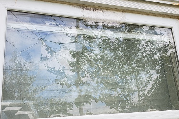 Fenêtre d'une résidence cassée (Bell Island).
