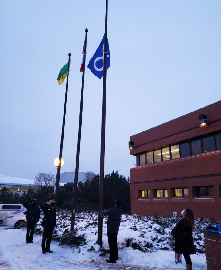 À Regina, le drapeau de la Nation métisse a remplacé le drapeau de la GRC de la Saskatchewan pour se trouver aux côtés des drapeaux canadien et saskatchewanais devant le quartier général de la GRC en Saskatchewan