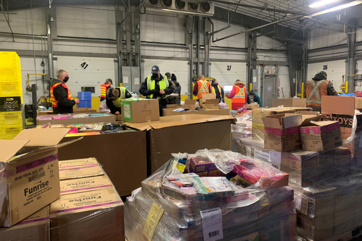 Des employés de la GRC de Thunder Bay et d'autres bénévoles trient et emballent des jouets destinés à quatre collectivités du Nord de l'Ontario.