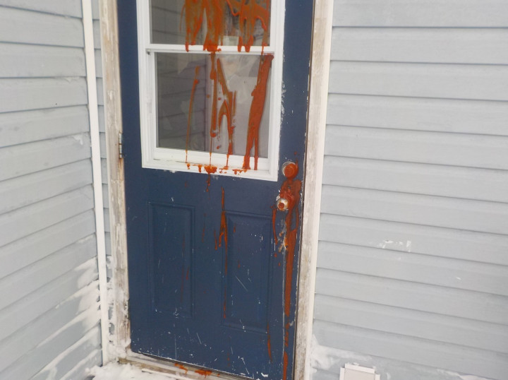 La porte d'une résidence du chemin Riverstyx, à Bonavista, a été recouverte de sauce tomate le 14 février.
