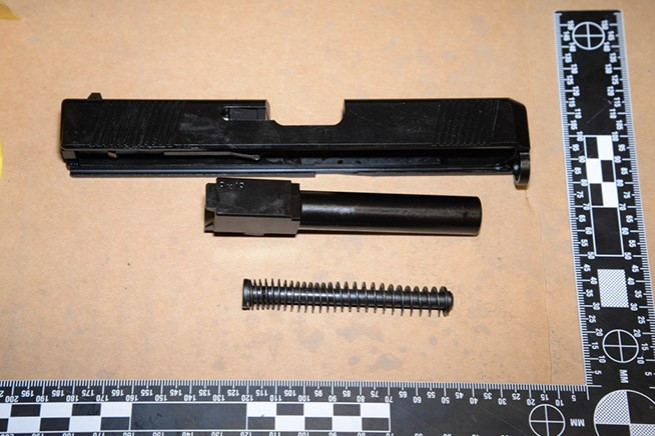 Un exemple des pièces détachées d'armes à feu saisies.