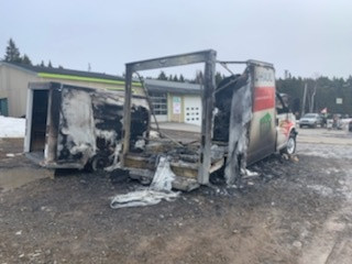 Incendie suspect ayant détruit un fourgon U-Haul et endommagé une remorque U-Haul le 3 avril, dans le stationnement de Dearings Automotive, sur la route 340, près de Virgin Arm.