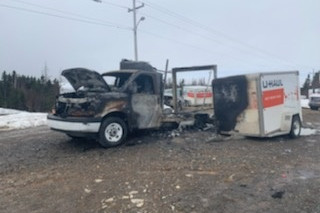 Incendie suspect ayant détruit un fourgon U-Haul et endommagé une remorque U-Haul le 3 avril, dans le stationnement de Dearings Automotive, sur la route 340, près de Virgin Arm.