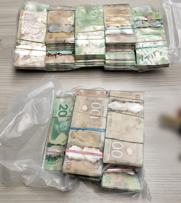 Piles de billets de banque canadiens de diverses coupures