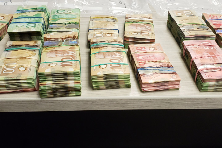 Piles de billets de banque canadiens de diverses coupures