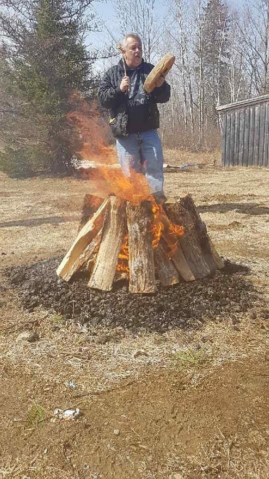 L'aîné Edward Perley de la Première Nation Neqotkuk (Tobique) joue du tambour lors d'un feu sacré