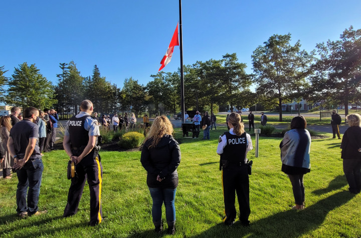 L'aîné Edward Perley de la Première Nation Neqotkuk (Tobique) a organisé une cérémonie de purification par la fumée et de prière au quartier général de la Division J