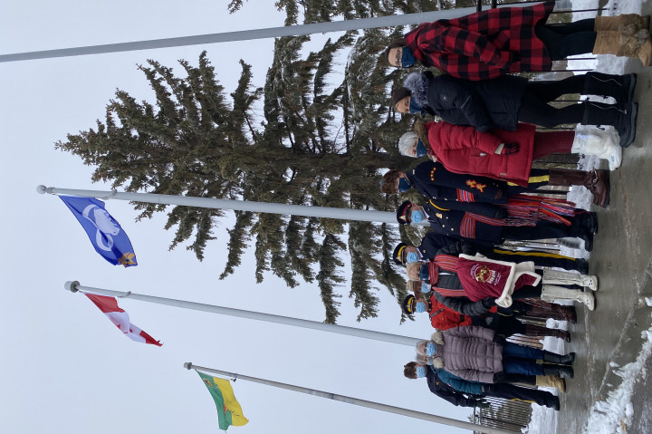À Prince Albert, le drapeau de la Nation métisse a rejoint ceux du Canada et de la Saskatchewan, remplaçant l'emblème de la GRC en Saskatchewan, devant l'édifice des Services de soutien de la GRC à Prince Albert