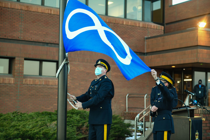 À Regina, le drapeau de la Nation métisse a rejoint ceux du Canada et de la province en remplaçant l'emblème de la GRC en Saskatchewan devant le quartier général de la Division. Il 