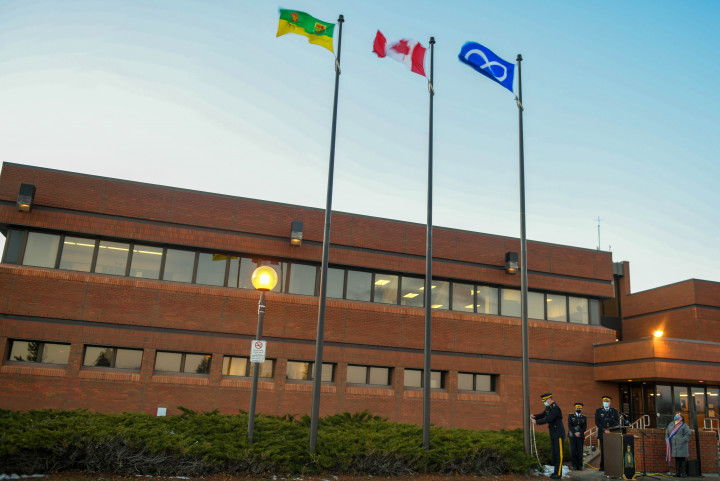 À Regina, le drapeau de la Nation métisse a rejoint ceux du Canada et de la province en remplaçant l'emblème de la GRC en Saskatchewan devant le quartier général de la Division. Il 