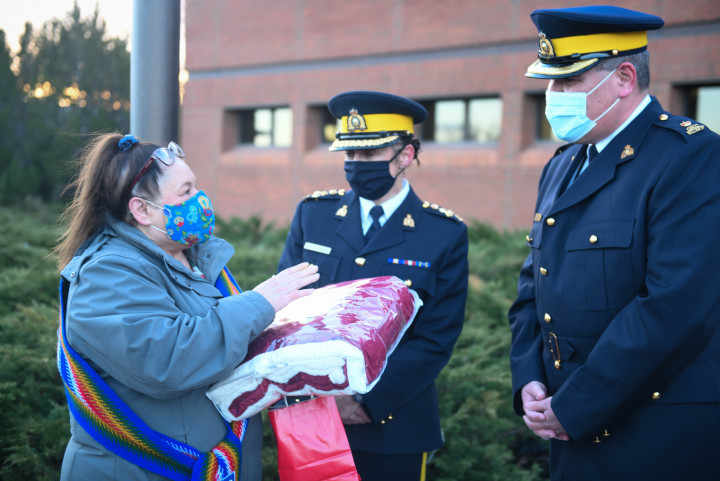 The Officer in Charge of Saskatchewan RCMP Indigenous Policing Services, Inspector Dustin Ward, offered traditional tea, jam and an RCMP blanket to Métis Nation – Saskatchewan Western Region 3 Regional Director Wendy Gervais to thank her for attending the ceremony and for playing a part in the Reconciliation with the Saskatchewan RCMP.