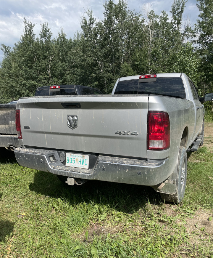 Dodge Ram 3500 grise, immatriculée en Saskatchewan sous le numéro 835 HVC