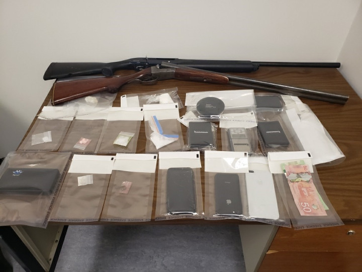 Une certaine quantité de drogues, d'armes à feu, de munitions et d'autres articles ont été saisis par la GRC dans une résidence à Carbonear le 7 janvier 2022.