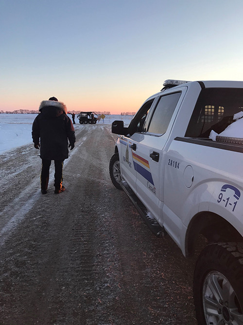 Policier et camion sur une route en hiver