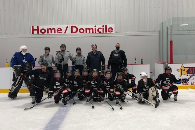 Gend. Rose-Amelie Brunet et équipe de hockey 