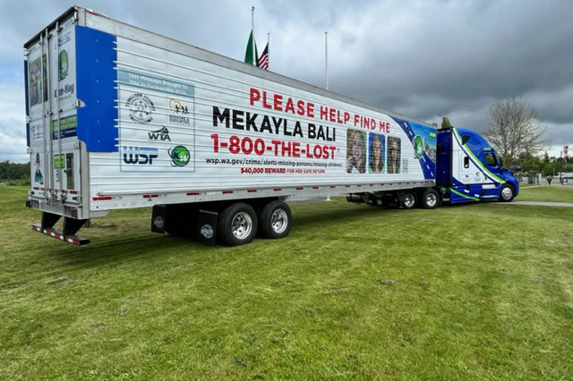 camions semi-remorques arborant la photo de Mekayla Bali 