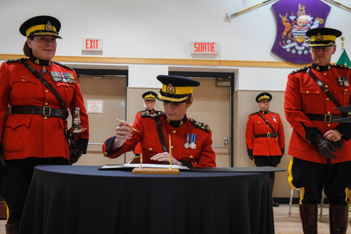 La commissaire adjointe Rhonda Blackmore est officiellement assermentée comme 35e commandant de la GRC en Saskatchewan