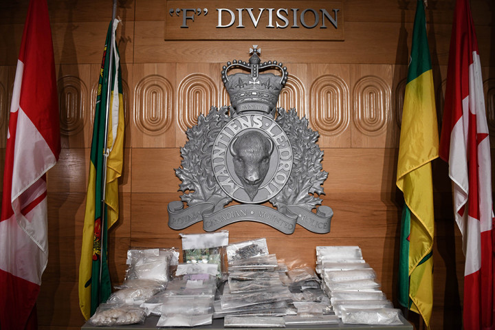 • 397,5 grammes de cocaïne et 2,97 kilogrammes de méthamphétamine, 452,7 grammes de cocaïne à Fort McMurray (Alberta), 1 540 grammes de méclonazepam (environ 5 000 faux comprimés de Xanax), 7 662,21 grammes supplémentaires de méclonazepam (environ 25 000 faux comprimés de Xanax), 40,01 grammes de cocaïne, 659,49 grammes de psilocybine (champignons), 39,54 grammes de MDMA et 123 652 $ en devises canadiennes