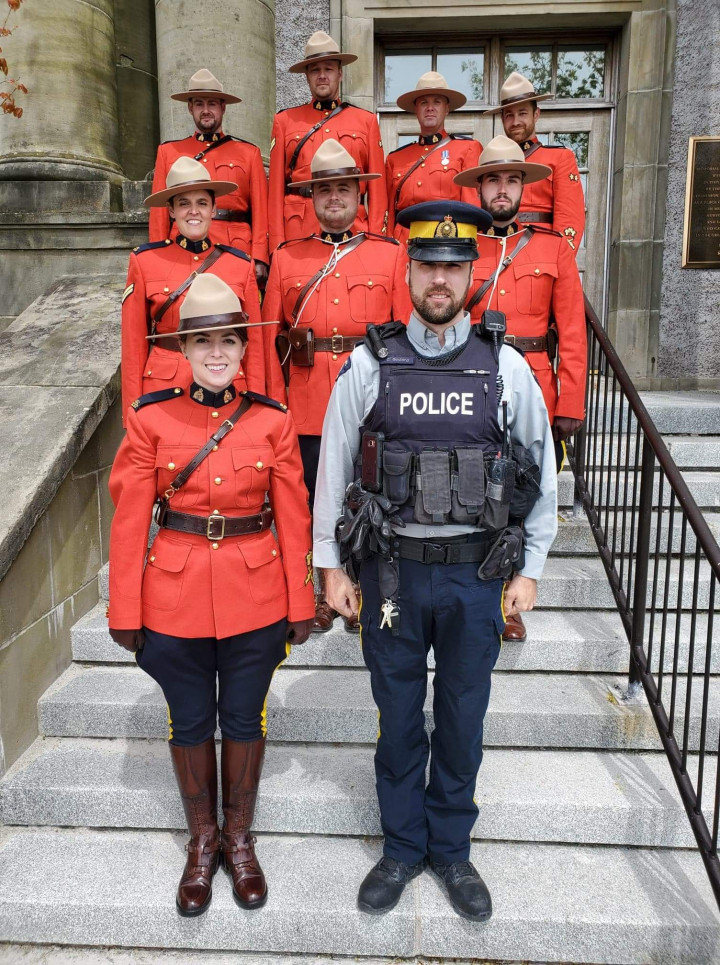 Neuf agents de la GRC se tiennent sur une cage d'escalier à l'extérieur de la salle de conférence du Royal Newfoundland Constabulary.
