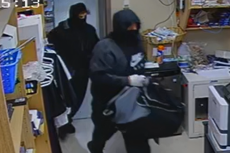 Deux personnes entrant dans le PharmaChoice à Bonne Bay lors d'un vol avec effraction. Les deux portaient un couvre-visage et des vêtements noirs. Un des suspects porte un sac de sport gris et noir.